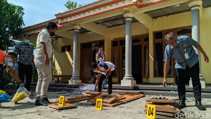 Kondisi Rumah yang Kena Letusan Petasan Balon Udara di Ponorogo Empat rumah di Desa Sumoroto, Kecamatan Kauman rusak akibat terkena ledakan petasan balon udara. Bahkan satu rumah rusak parah sebab tepat jatuh di atas genteng.