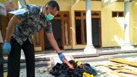 Pemilik rumah, Masri mengatakan saat awal mengetahui ada balon dari arah selatan. Kemudian tetiba ada petasan jatuh di atas atap teras miliknya.