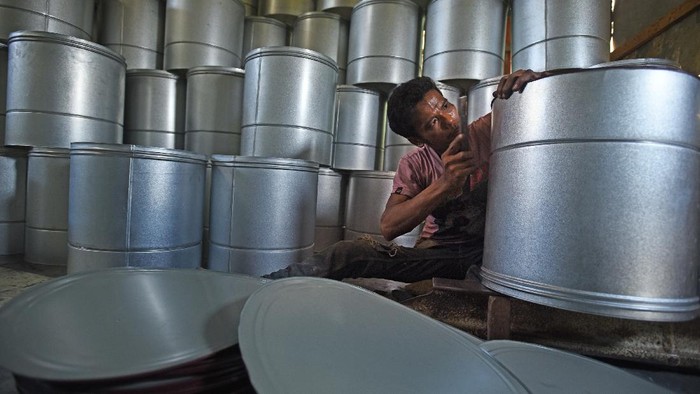 KONDISI UMKM MULAI PULIH PADA KUARTAL II 2021 Pekerja menyelesaikan pembuatan dandang di Sentra Produksi Alat Rumah Tangga