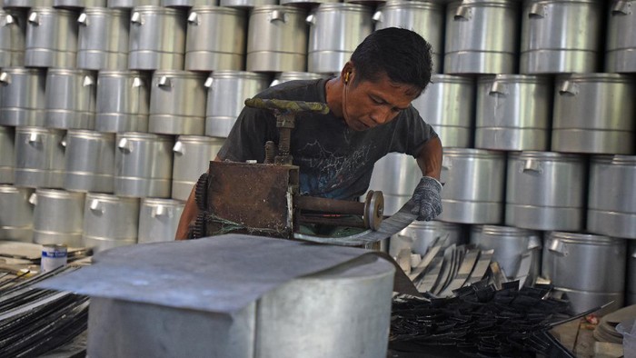 KONDISI UMKM MULAI PULIH PADA KUARTAL II 2021 Pekerja menyelesaikan pembuatan dandang di Sentra Produksi Alat Rumah Tangga