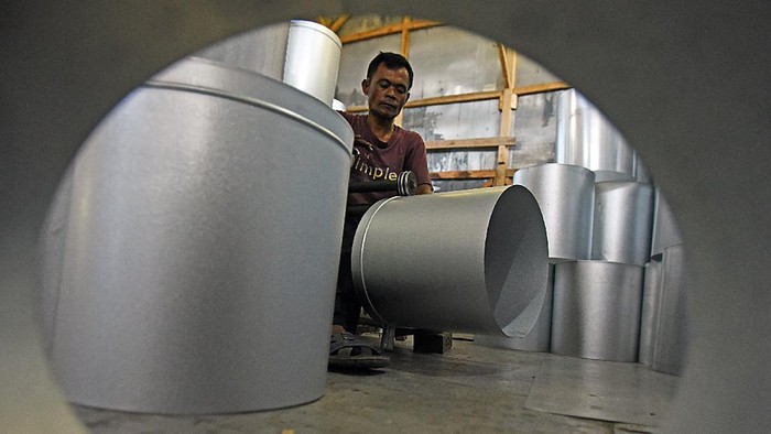KONDISI UMKM MULAI PULIH PADA KUARTAL II 2021 Pekerja menyelesaikan pembuatan dandang di Sentra Produksi Alat Rumah Tangga