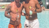 Lewat Instagram pribadinya, Messi sering membagikan momen serunya bersama teman-teman dan keluarga. Ini momennya saat menikmati minuman segar di pinggir kolam renang. Foto: Instagram @leomessi