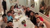Ia dan keluarga besarnya tampak makan malam bersama. Bergam hidangan lezat disajikan pada jamuan makan malam tersebut. Foto: Instagram @leomessi
