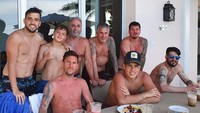 Bersama rekannya, Messi tampak bersantai sambil menikmati cookies dan jus buah segar. Foto: Instagram @leomessi