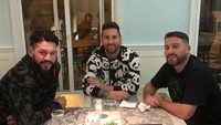 Messi dan teman-temannya berada di sebuah restoran untuk meikmati makanan lezat. Sepertinya ketiga pria tampan ini sedang menunggu pesanan datang. Foto: Instagram @leomessi