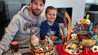 Rayakan ulang tahun anak laki-lakinya, Messi menyiapkan dua kue yang lucu. Ini kedekatan dirinya bersama sang anak. Foto: Instagram @leomessi
