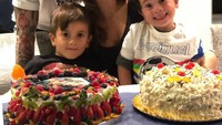 Keluarga kecilnya tampak harmonis. Messi menikmati dua loyang kue dengan topping aneka buah yang segar bersama sang istri dan kedua anaknya. Foto: Instagram @leomessi