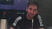 Lionel Messi tampak bersantai di rumahnya sambil menikmati secangkir minuman dan roti selai cokelat. Foto: Instagram @leomessi