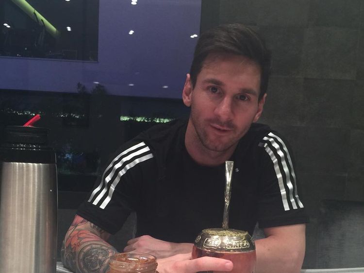 Tinggalkan Barcelona, Ini Momen Messi Saat Ngemil Keripik Kentang dan Kue