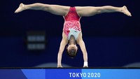 Atlet remaja China, Quan Hongchan, melakukan tiga kali loncatan sempurna dengan nilai 10 yang memukau di nomor menara 10m putri Olimpiade Tokyo 2020. AP Photo/Alessandra Tarantino  