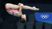 Quan dianugerahi skor sempurna 10 poin dari ketujuh juri untuk loncatan kedua dan keempatnya. AP Photo/Dmitri Lovetsky  