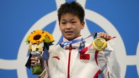 Quan Hongchan berhasil meraih emas dengan 466, 20 poin dan medali perak diraih rekannya Chen Yuxi dengan 425,40 poin, dan medali perunggu diraih atlet Australia Melissa Wu dengan 371,40 poin. AP Photo/Dmitri Lovetsky  