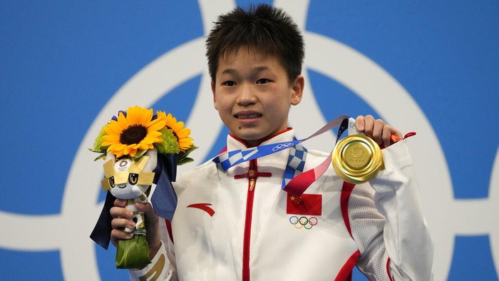 Loncatan Indah Atlet 14 Tahun Ini Sukses Raih Emas Olimpiade Quan Hongchan of China competes in women's diving 10m platform final at the Tokyo Aquatics Centre at the 2020 Summer Olympics, Thursday, Aug. 5, 2021, in Tokyo, Japan. (AP Photo/Dmitri Lovetsky)