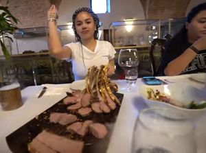 Makan di Resto Salt Bae, Nikita Mirzani Cicip Daging Mentah dan Steak Lapis Emas