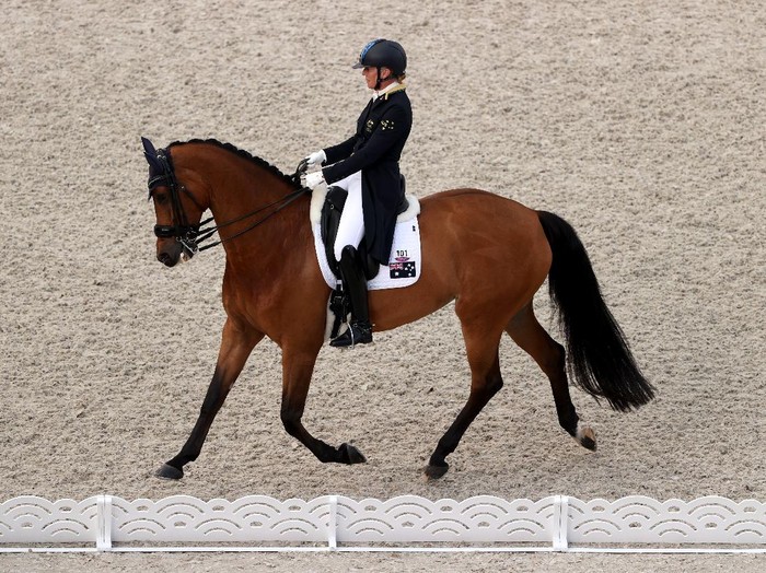 mary hanna AUCKLAND, NEW ZEALAND - JANUARY 31: Australian Mary Hanna shows rthe gold medal she won on Mosaic II in the Volvo Pacific World Cup Dressage Final at the rTipapa indoor equestrian centre, saturday. (Photo by Ross Land/Getty Images)