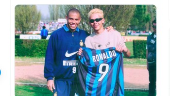 Inter Milan pun mengucapkan salam perpisahan sembari memajang foto Rossi bersama legenda mereka Ronaldo. Foto: Twitter