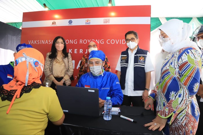 Menaker Saat Meninjau Vaksinasi Pekerja