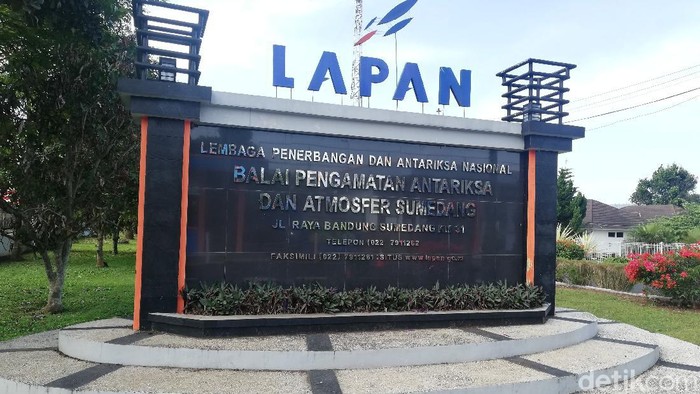 Mengenal Lembaga Penerbangan dan Antariksa Nasional di Sumedang Lembaga Penerbangan dan Antariksa Nasional (LAPAN) memiliki markas di Parakan Muncang Simpang, Desa Haurgombong, Kecamatan Pamulihan, Kabupaten Sumedang.