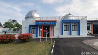 Bangunan yang menopang Dua Kubah Optik tempat dimana Teleskop pengamatan dilakukan.