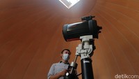 Tampak petugas sedang membuka kubah optik dengan mesin otomatis saat teleskop pengamatan akan digunakan.
