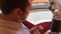 Petugas sedang memeriksa remote control teleskop.
