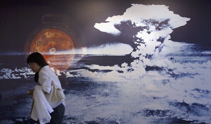 Peristiwa bom nuklir oleh sekutu saat perang dunia dua di Kota Hiroshima Jepang terjadi pada 6 Agustus 1945.  Masyarakat Jepang setiap pada tanggal tersebut selalu mengenang peristiwa itu dengan mengirimkan doa kepada korban di Hiroshima Peace Memorial Park.