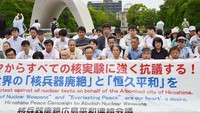UU Konstruksi 1949 ini tak hanya membangun kota Hiroshima kembali, namun juga upaya pengabdian mempromosikan perdamaian. Sehingga Kemudian bala bantuan dari seluruh Jepang dan luar negeri berdatangan. Mulai dari mobil-mobil kota dan pepohonan. Kyodo News Stills via Getty Images.