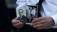 Berdasarkan buku IPS Terpadu SMP dan Mts Jilid 2B karya Sri Pujiastuti dkk., bom Hiroshima menghancurkan kira-kira 68% bangunan dan merusak 24% bangunan yang ada di kota tersebut. Dan pada 15 Agustus 1945 atau 14 Agustus 1945 waktu New York, Jepang menyerah tanpa syarat pada sekutu. Tomohiro Ohsumi/Getty Images.