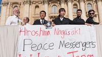 Tetapi, pada musim gugur 1945, gulma mulai tumbuh. Pada musim panas setelahnya, bunga oleanders mekar. Bahkan Oleander dan kapur barus kemudian dinyatakan sebagai bunga dan pohon resmi Hiroshima menjadi sebagai simbol kota yang disayangi. Massimo Valicchia/NurPhoto via Getty Images.