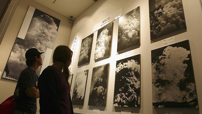 Mengenang Kembali Peristiwa 9 Windu Bom Hiroshima Peristiwa bom nuklir oleh sekutu saat perang dunia dua di Kota Hiroshima Jepang terjadi pada 6 Agustus 1945. Masyarakat Jepang setiap pada tanggal tersebut selalu mengenang peristiwa itu dengan mengirimkan doa kepada korban di Hiroshima Peace Memorial Park.