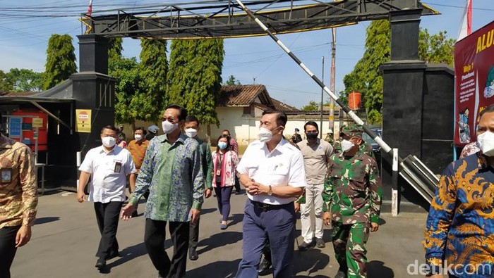 Menko Kemaritiman dan Investasi Luhut Binsar Pandjaitan di Kodim 0705/Magelang, Jumat (6/8/2021).