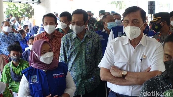 Menko Marves Luhut Binsar Pandjaitan cek vaksinasi Corona di Sleman, Jumat (6/8/2021).