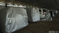 Deretan kendaraan mobil terparkir di gudang penyimpanan kendaraan PT Pegadaian, Jakarta Timur. Sebanyak 160 kendaraan mobil masih menjadi barang jaminan dari para nasabah yang menggadaikannya.