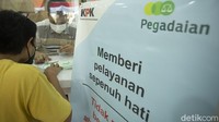 Tak sedikit dari warga mencari jalan keluar dengan mulai menjual barang investasi maupun menggadaikannya.