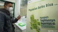 Salah satunya untuk membayar sekolah anak hingga kebutuhan sehari-hari, beberapa warga mengaku pendapatannya berkurang atau dipotong seiring penerapan PPKM yang membuat mereka harus work from home (WFH).