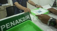 Sementara pengeluaran warga pun tetap berjalan seperti biaya listrik, makan, internet hingga biaya sekolah anak-anak.