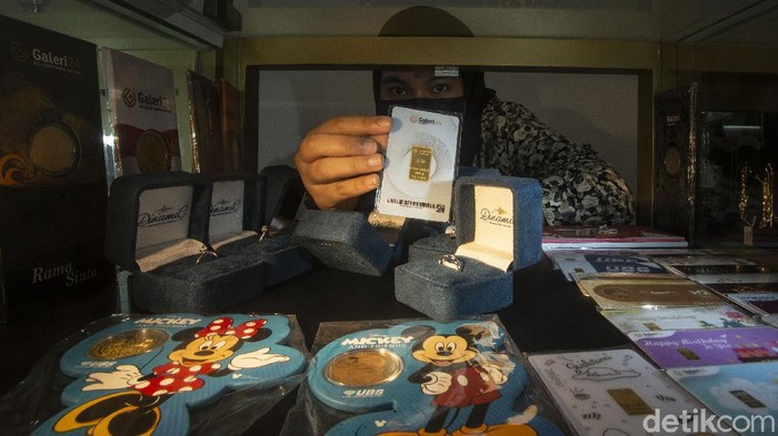 Pandemi Corona membuat sejumlah warga terpaksa menggadaikan harta benda untuk memnuhi kebutuhan hidup. Mulai dari emas hingga kendaraan.