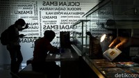 Satu persatu warga hilir mudik bergiliran untuk menggadaikan jaminan berupa emas batangan, perhiasan, barang elektronik dan barang berharga lainnya.