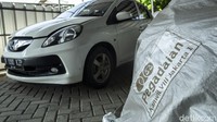 Barang berharga seperti kendaraan mobil juga digadaikan warga guna menyambung kehidupan kala pandemi, maupun memenuhi kebutuhan lainnya.