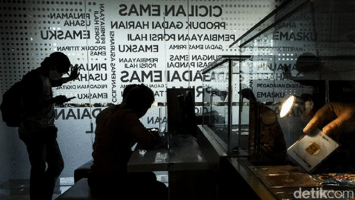 Pandemi Corona membuat sejumlah warga terpaksa menggadaikan harta benda untuk memnuhi kebutuhan hidup. Mulai dari emas hingga kendaraan.
