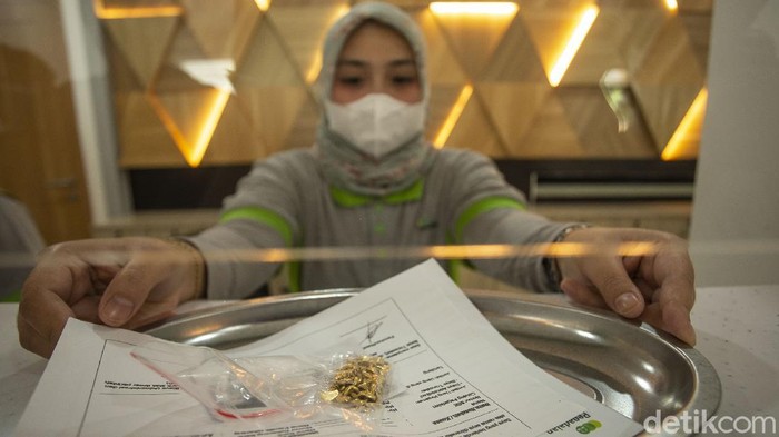 Pandemi Corona membuat sejumlah warga terpaksa menggadaikan harta benda untuk memnuhi kebutuhan hidup. Mulai dari emas hingga kendaraan.