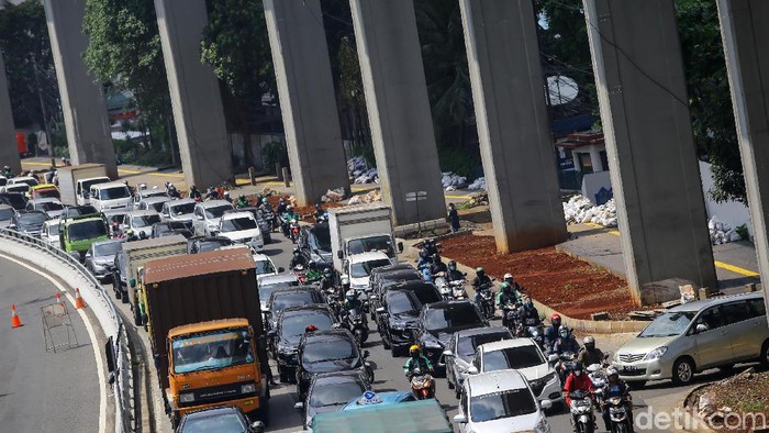 Mobilitas kendaraan di wilayah DKI Jakarta sejak awal pekan ini kembali meningkat, berbarengan dengan minggu kedua PPKM level 4. Begini penampakannya.