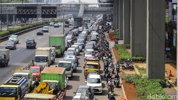 Mobilitas kendaraan di wilayah DKI Jakarta sejak awal pekan ini kembali meningkat, berbarengan dengan minggu kedua PPKM level 4. Begini penampakannya.