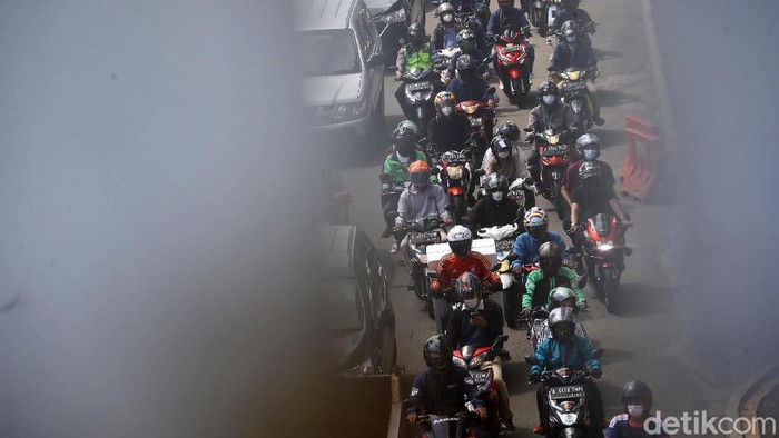 Mobilitas kendaraan di wilayah DKI Jakarta sejak awal pekan ini kembali meningkat, berbarengan dengan minggu kedua PPKM level 4. Begini penampakannya.