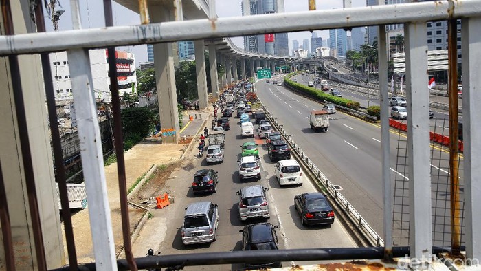 Mobilitas Warga Naik Seiring Pelonggaran PPKM Level 4 Mobilitas kendaraan di wilayah DKI Jakarta sejak awal pekan ini kembali meningkat, berbarengan dengan minggu kedua PPKM level 4. Begini penampakannya.
