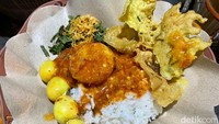 Nasi boran kemudian dilengkapi dengan berbagai kondimen. Kondimennya adalah nasi, empuk atau tepung goreng, krawu urap sayur daun pepaya dan serundeng, bumbu khas dan rempeyek. Foto: detikcom/Riska Fitria