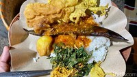 Harganya berkisar antara Rp 10.000 hingga Rp 20.000. Untuk bumbu khasnya berwarna oranye kemerahan. Cita rasanya gurih dengan paduan pedas. Foto: detikcom/Riska Fitria