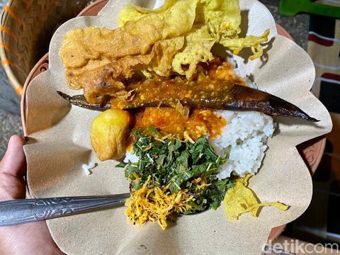 Nasi Boran Mbak Sri Nasi Boran Mbak Sri: Sedep Miroso! Nasi Lauk Ikan Sili Bumbu Pedas