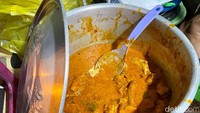 Dapat dirasakan bahwa rasa pedasnya memiliki tingkat yang terbilang tinggi. Biji cabai pun terlihat dengan jelas di bumbu yang diracik dengan aneka rempah. Foto: detikcom/Riska Fitria