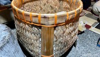 Kata boran pada nasi boran diambil dari nama wadah tempat menaruh nasi yang terbuat dari anyaman bambu. Memilih boran tak bisa sembarangan, harus disesuaikan dengan banyak nasi. Foto: detikcom/Riska Fitria